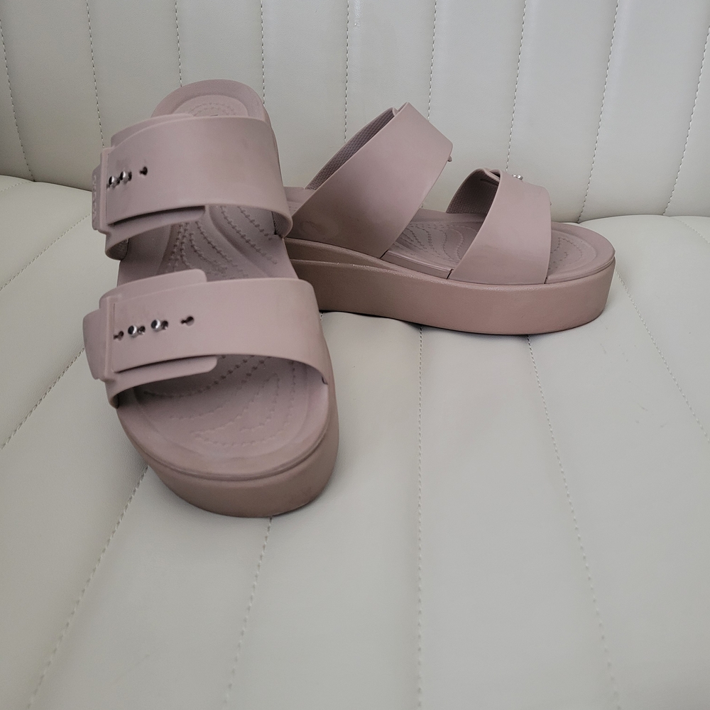 Crocs Brooklyn Buckle, Latte